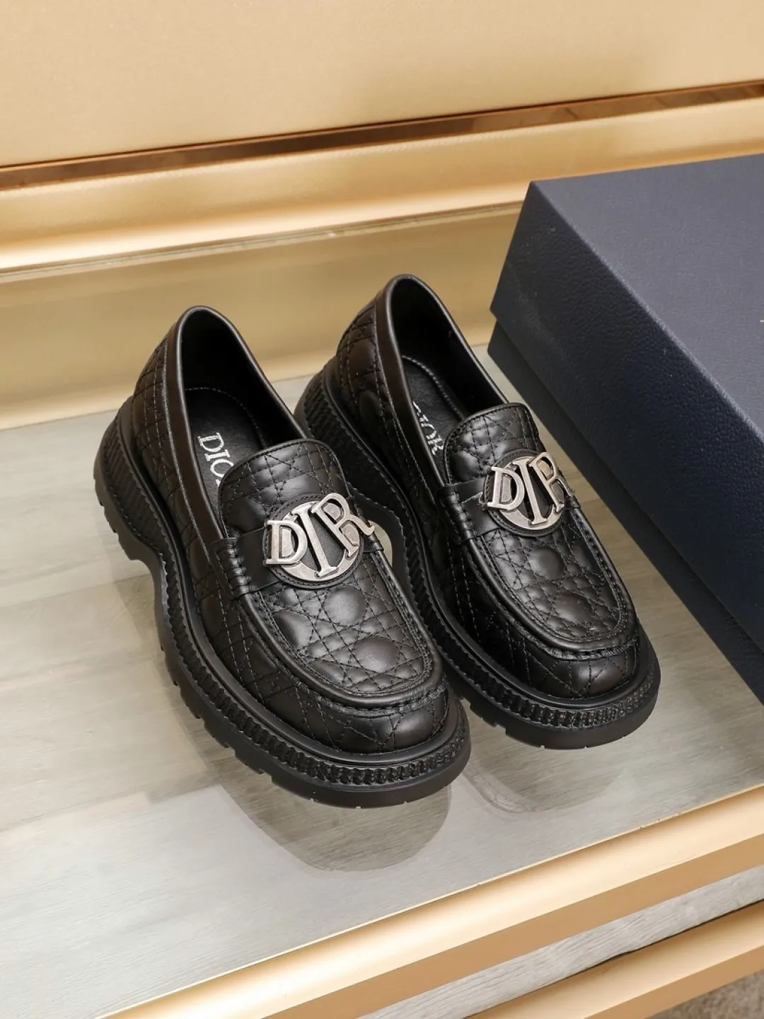 Factory P540💰Dior Buffalo men's low-cut derby casual leather shoes, a new product in the 2025 spring men's series, ideally combines unconventional features with Dior's high-end aesthetic style. The first-layer cowhide upper is decorated with tonal debossed Oblique embroidery, and the thick rubber sole displays a crepe-effect design, which is unique. Adds a modern touch to any look. Practical and stylish, it can be easily paired with a variety of casual looks and is an eye-catching finishing touch! Size: 38-44 (45.46 customized)